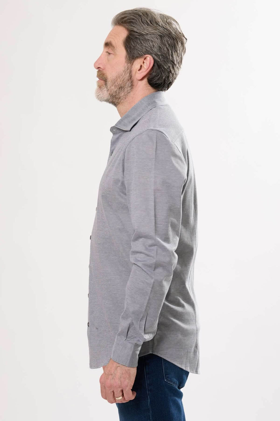 Chemise à manches longues pour homme en gris, col classique et tissu léger, vue de profil.