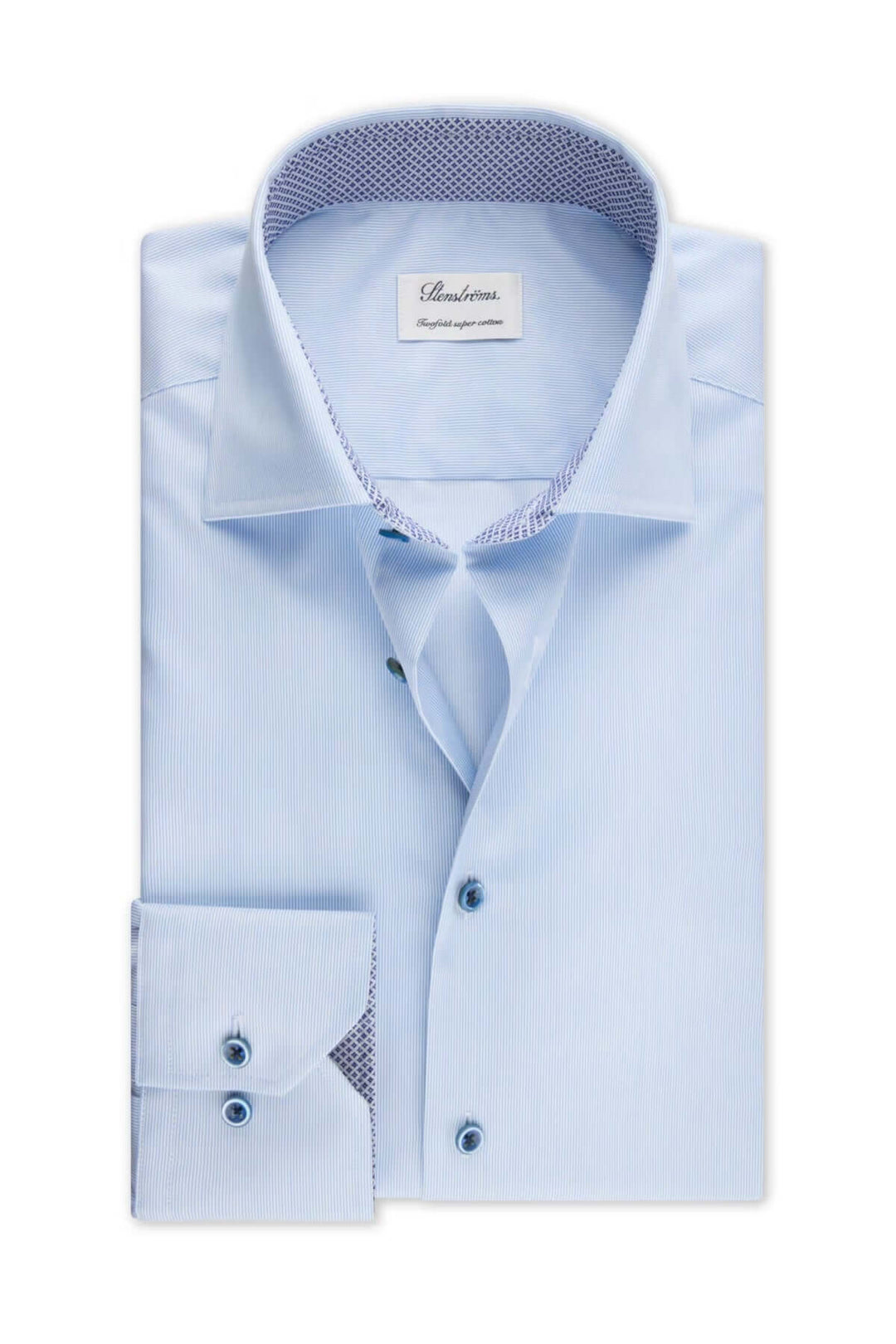 Chemise élégante bleu clair avec col contrasté et poignets simples, parfaite pour un look raffiné et distingué.