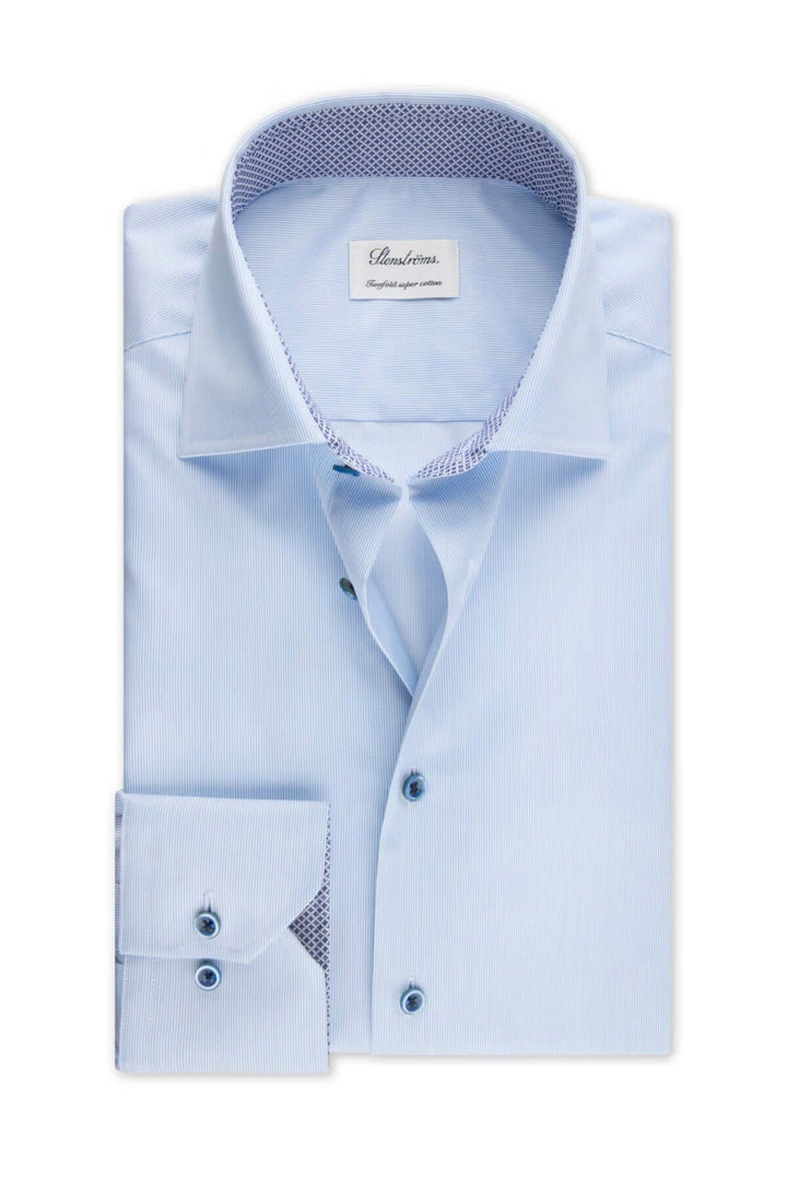 Chemise élégante bleu clair avec col contrasté et poignets simples, parfaite pour un look raffiné et distingué.