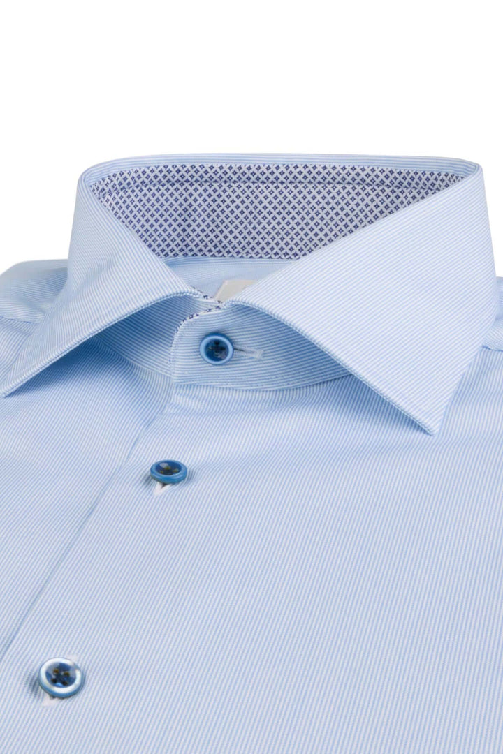 Col d'une chemise bleue à rayures avec boutons contrastés, design élégant et détails soignés.