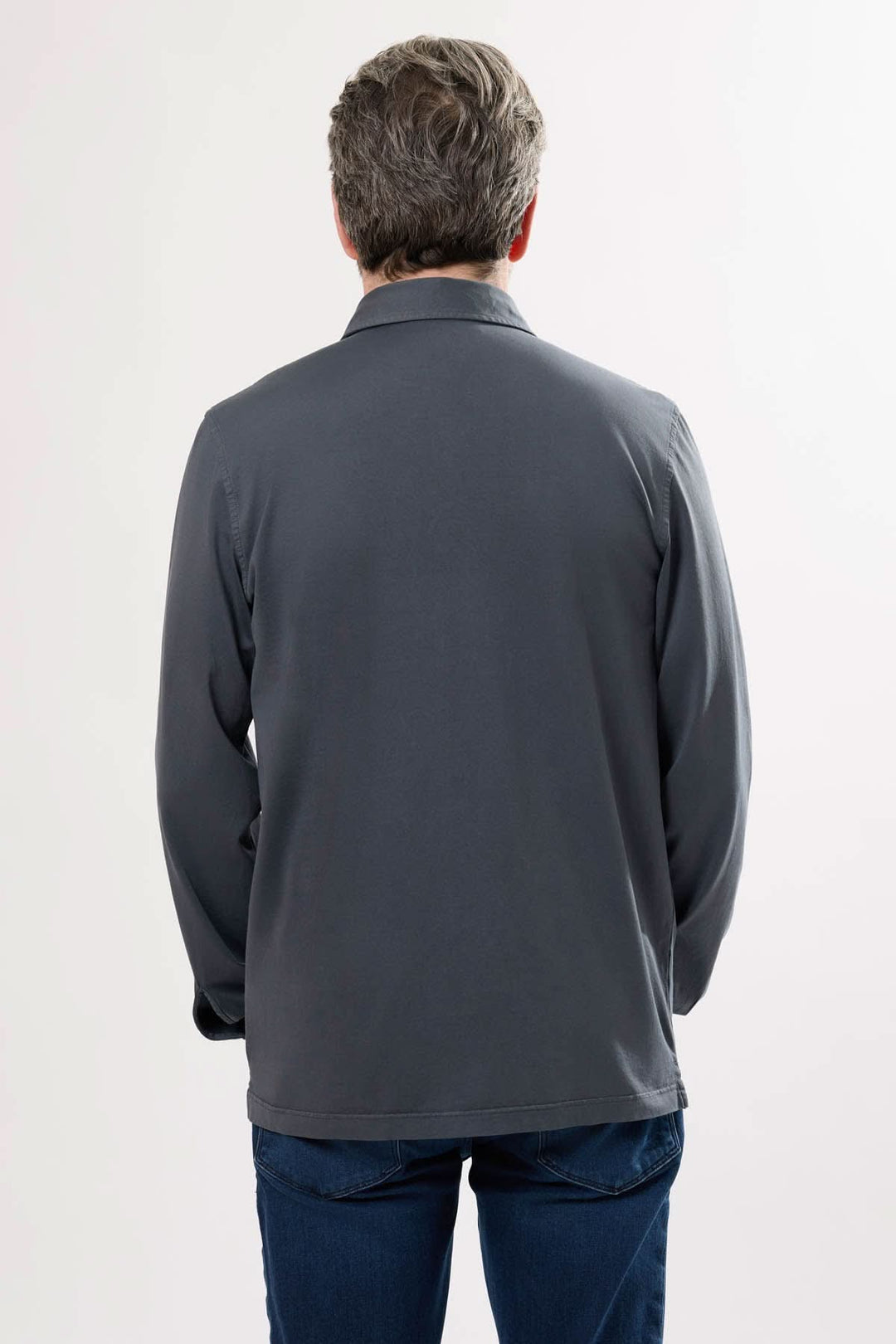 Vue arrière d'une chemise à manches longues grise pour homme, style moderne et décontracté.