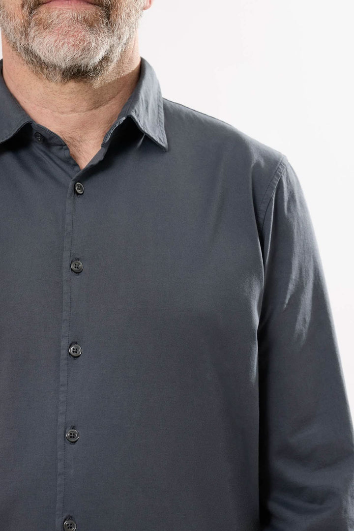 Chemise à manches longues pour homme en tissu souple, col classique, boutons apparents, couleur gris moderne.