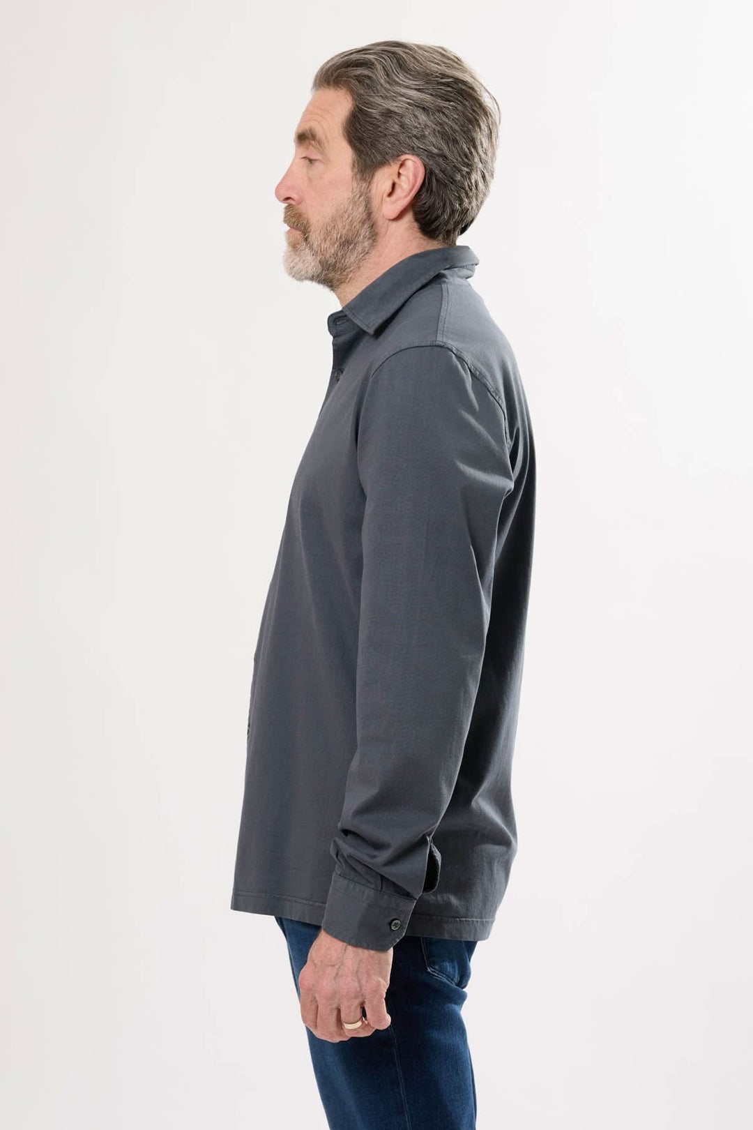 Chemise à manches longues pour homme, style moderne et élégant, en tissu souple et légèrement satinée.