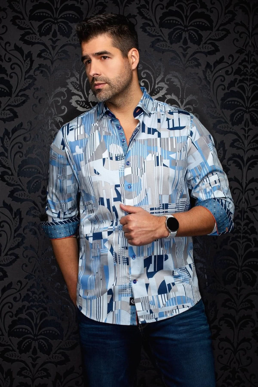 Homme portant une chemise à manches longues LAJEDO à imprimé graphique moderne, coupe ajustée, col classique, avec un jean foncé