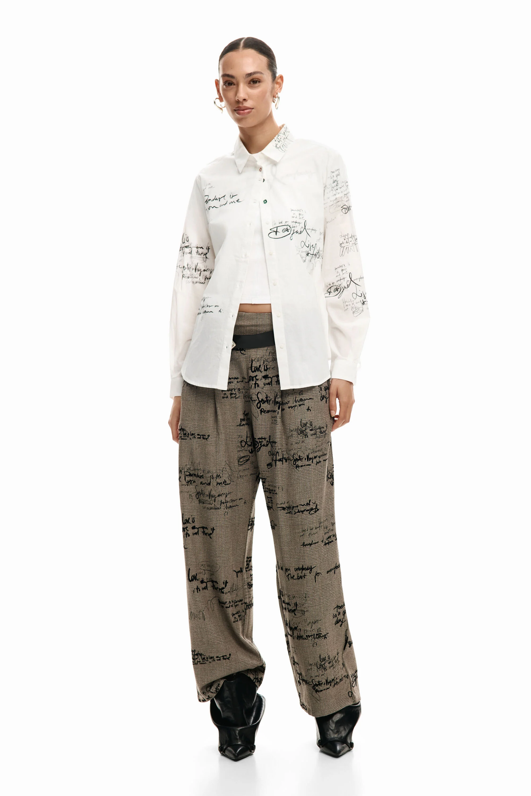 Chemise à manches longues Paradise avec inscriptions graphiques, coupe droite fluide pour un look moderne et artistique.