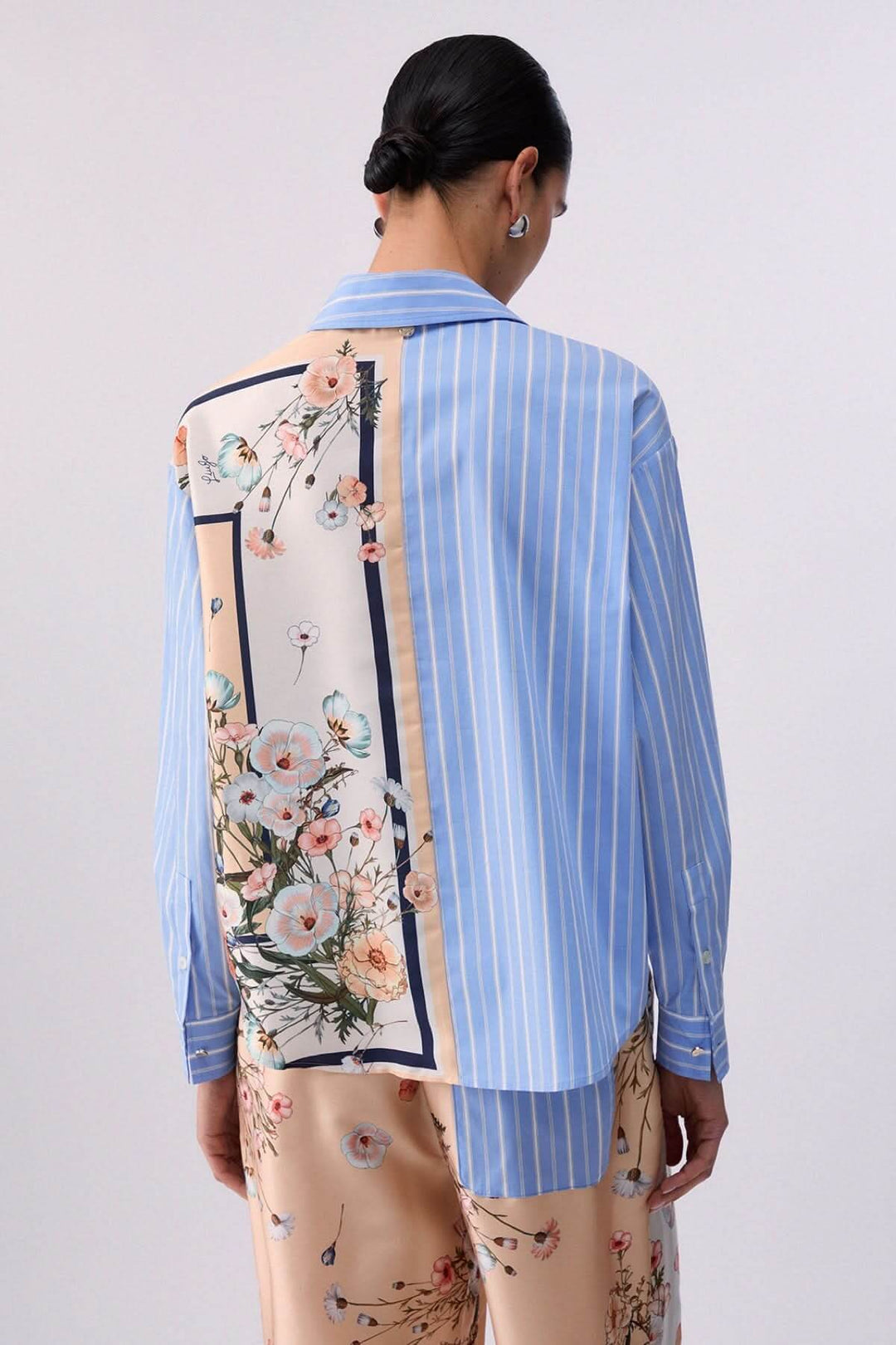 Chemise à manches longues avec motifs contrastés - dos avec motifs floraux et rayures pour un style élégant et contemporain.