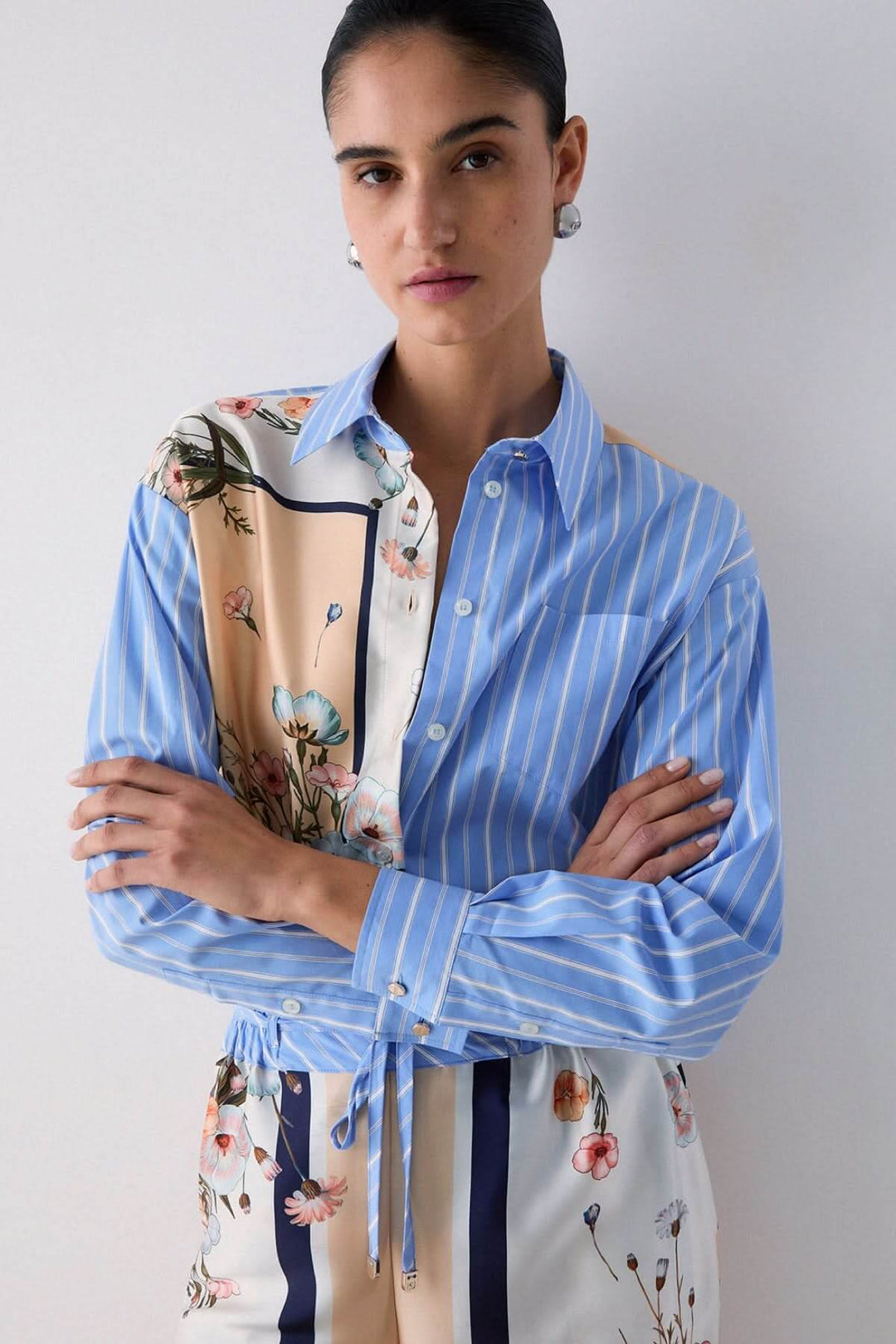 Chemise à manches longues avec motifs contrastés, élégante, fluide, moderne, bureau ou sortie décontractée.