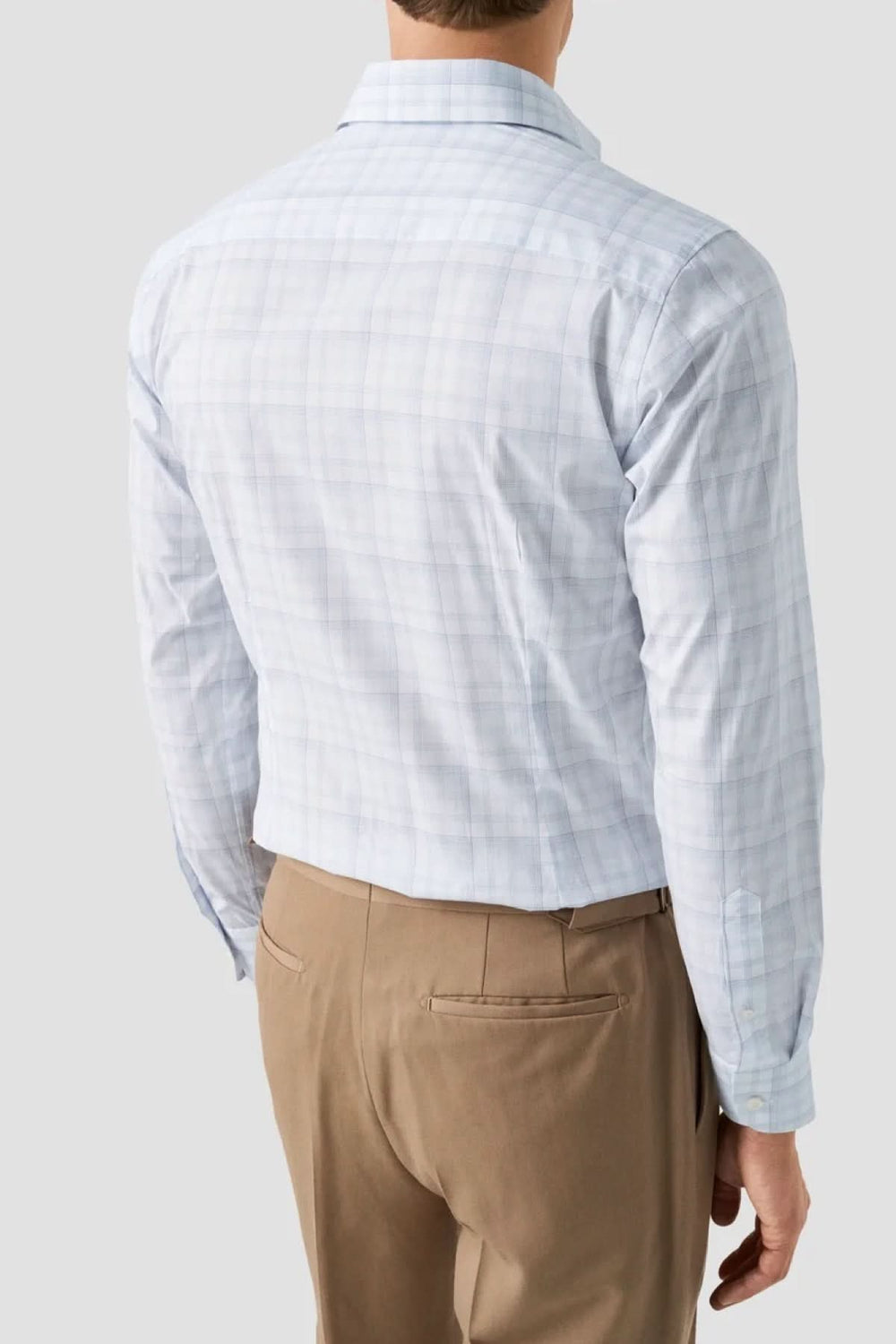 Vue de dos de la Chemise à manches longues à carreaux Breeze élégante et ajustée, adaptée bureau et occasions décontractées.