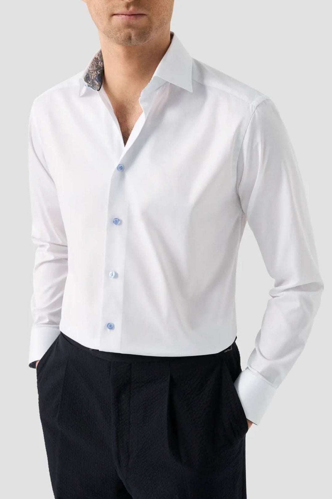Chemise à manches longues en sergé signature avec motif discret et coupe ajustée élégante, parfaite pour le travail ou les occasions habillées.