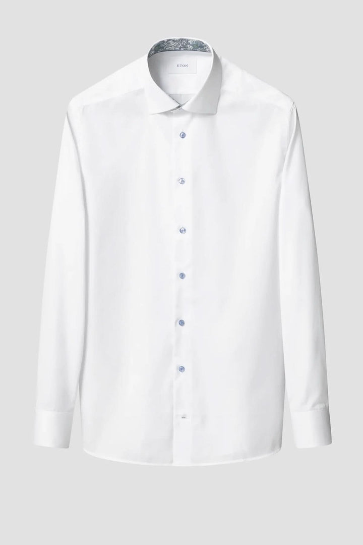 Chemise à manches longues en sergé signature blanche avec col structuré et fermeture boutonnée, idéale pour toutes occasions élégantes.