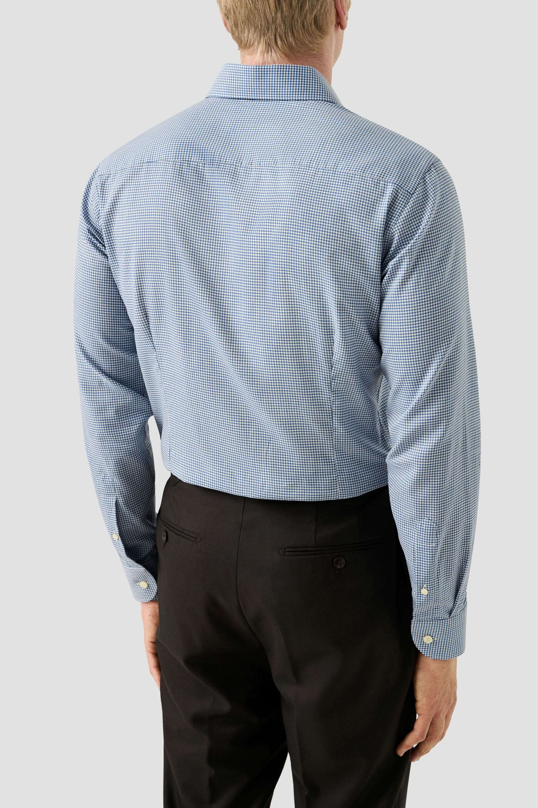 Chemise habillée bleue à motif à carreaux fins, vue arrière, avec col classique et coupe ajustée.