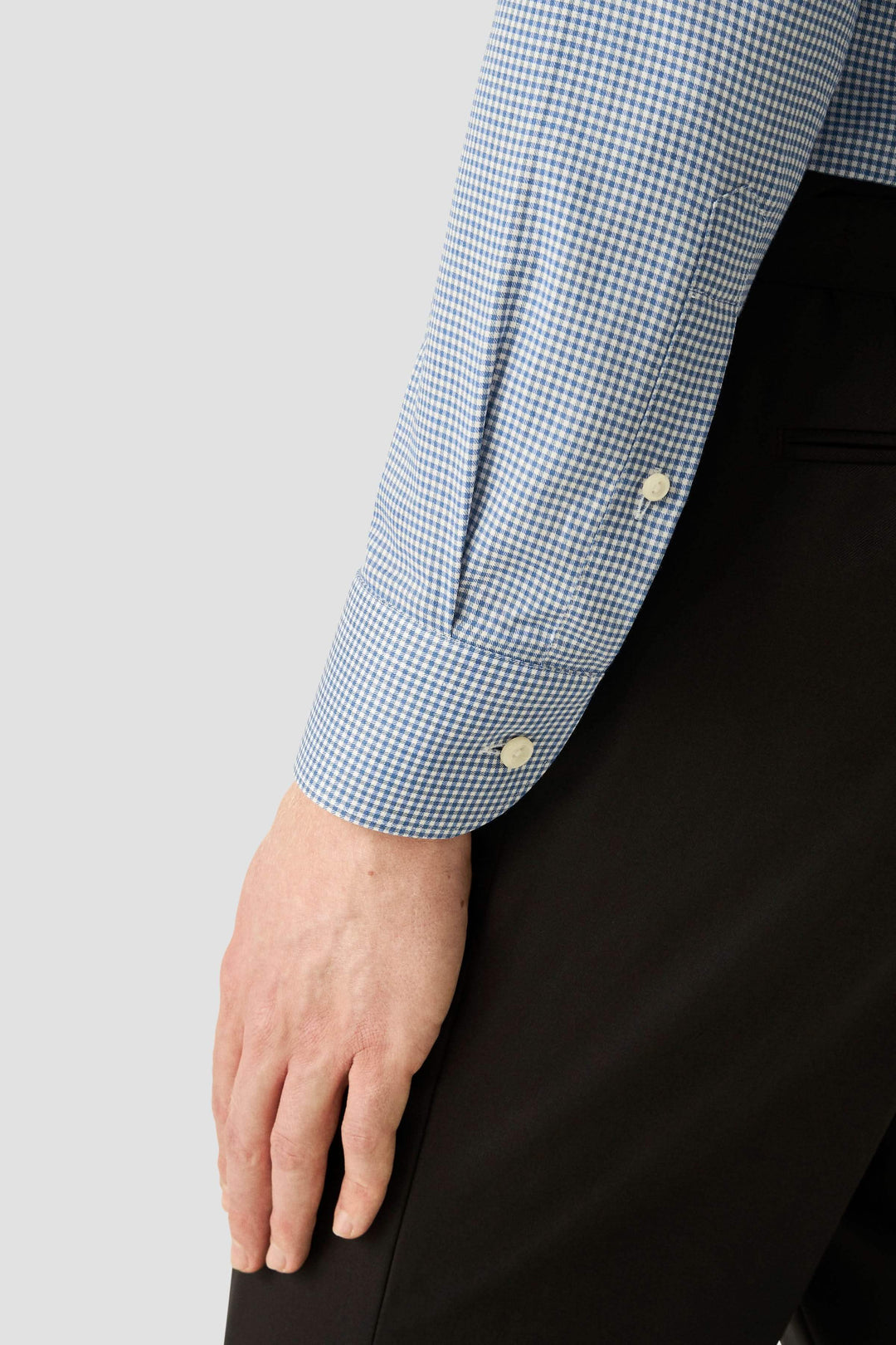 Chemise habillée à motif carré, col classique, coupe ajustée, détail du poignet avec boutons nacrés.