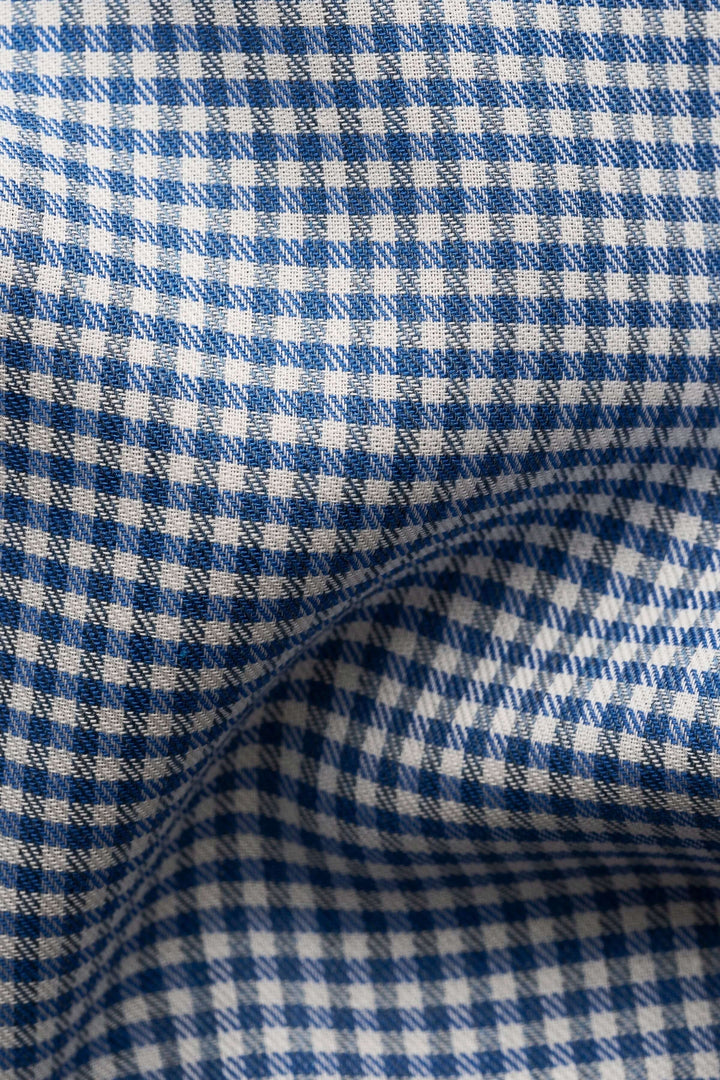 Tissu à motif carreaux bleu et blanc, idéal pour une chemise élégante et moderne.