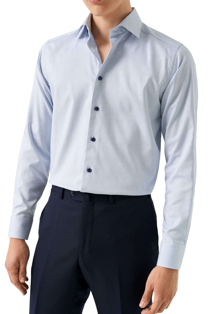 Chemise à motif discret avec col ouvert, coupe ajustée, portée avec un pantalon habillé pour un look élégant.