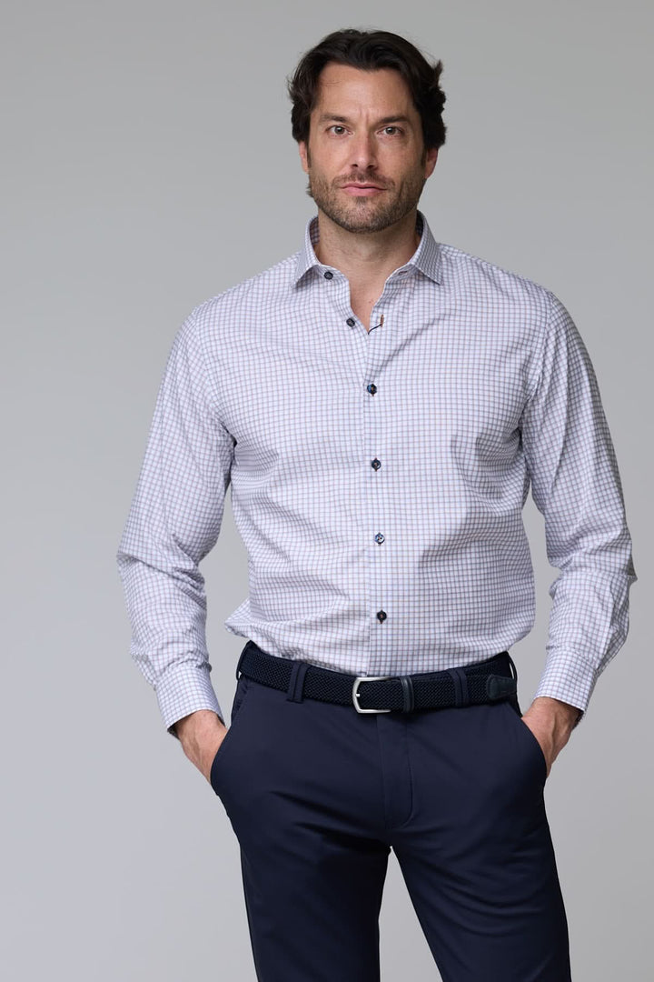 Homme portant une chemise à motif discret avec boutons ton bois, coupe ajustée élégante.
