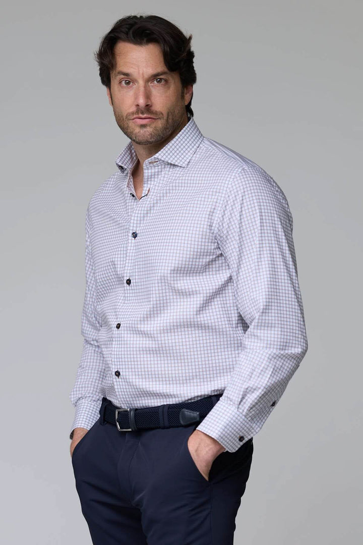 Homme portant une chemise à motif discret élégante avec boutons contrastants.