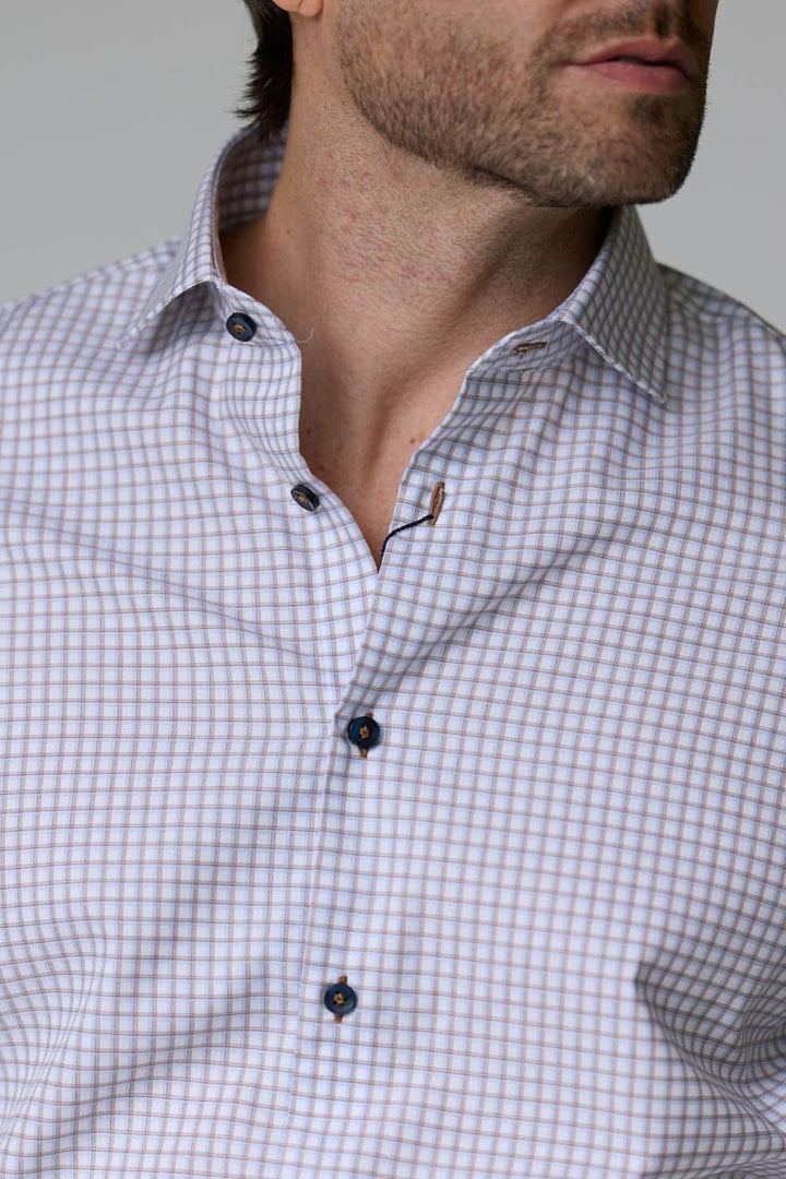 Chemise à motif discret élégante avec col semi-rigide et boutons contrastants, idéale pour un look contemporain sous un veston.