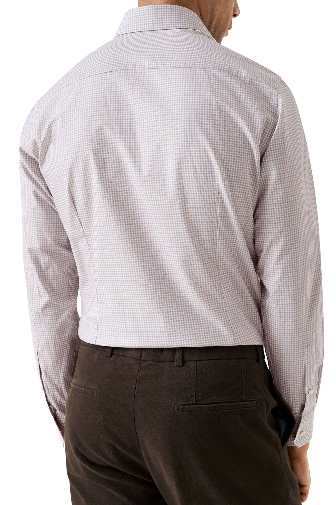 Homme portant une chemise à micro-carreaux, vue arrière, élégante et ajustée pour un look moderne.