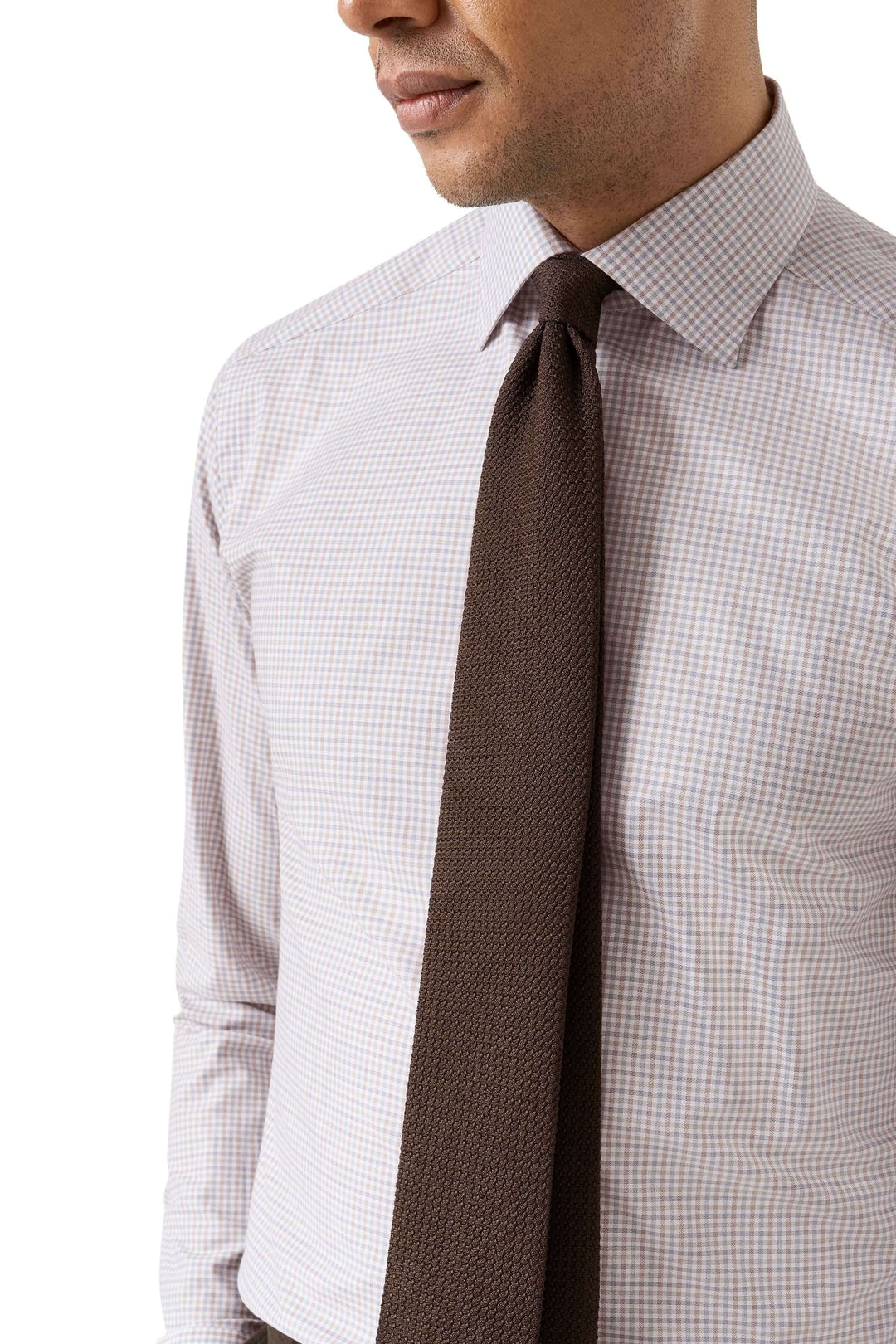 Chemise à micro-carreaux avec col classique et cravate marron, style moderne et élégant.