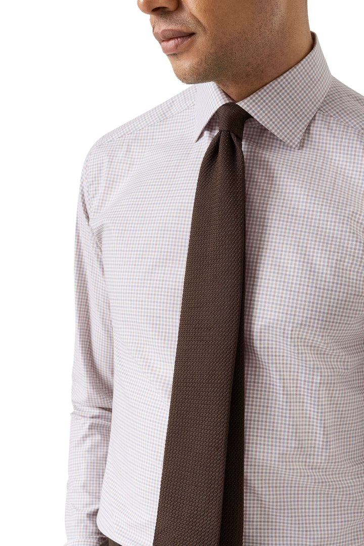 Chemise à micro-carreaux avec col classique et cravate marron, style moderne et élégant.
