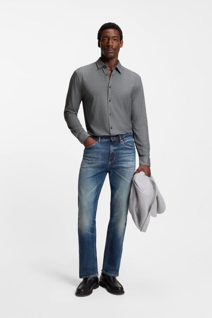 Chemise à motif moderne Roan Kent portée avec un jean, look élégant et décontracté.