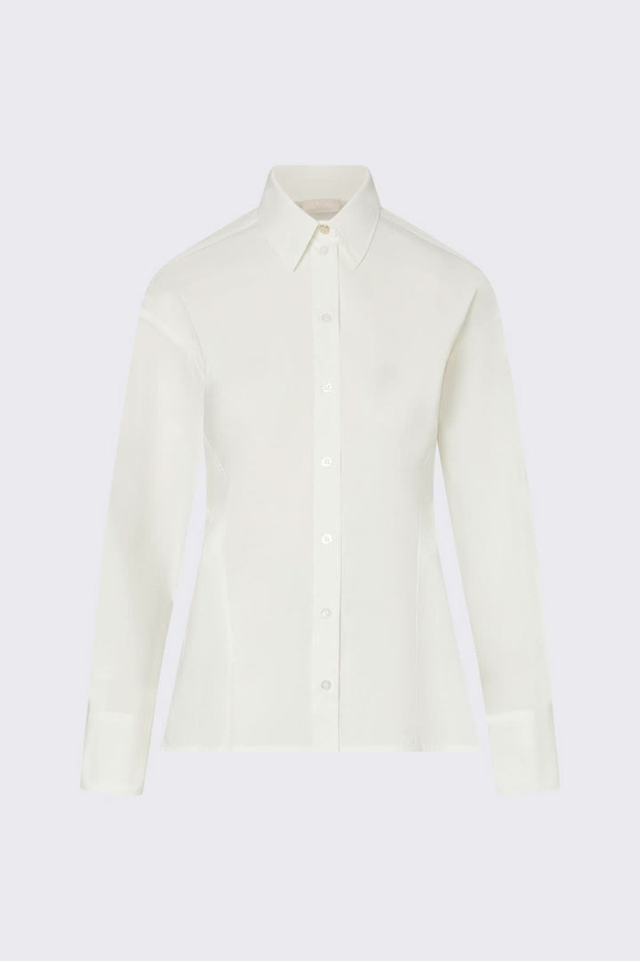 Chemise blanche à nouer au dos avec col classique et manches longues, détail structuré sur tissu léger.