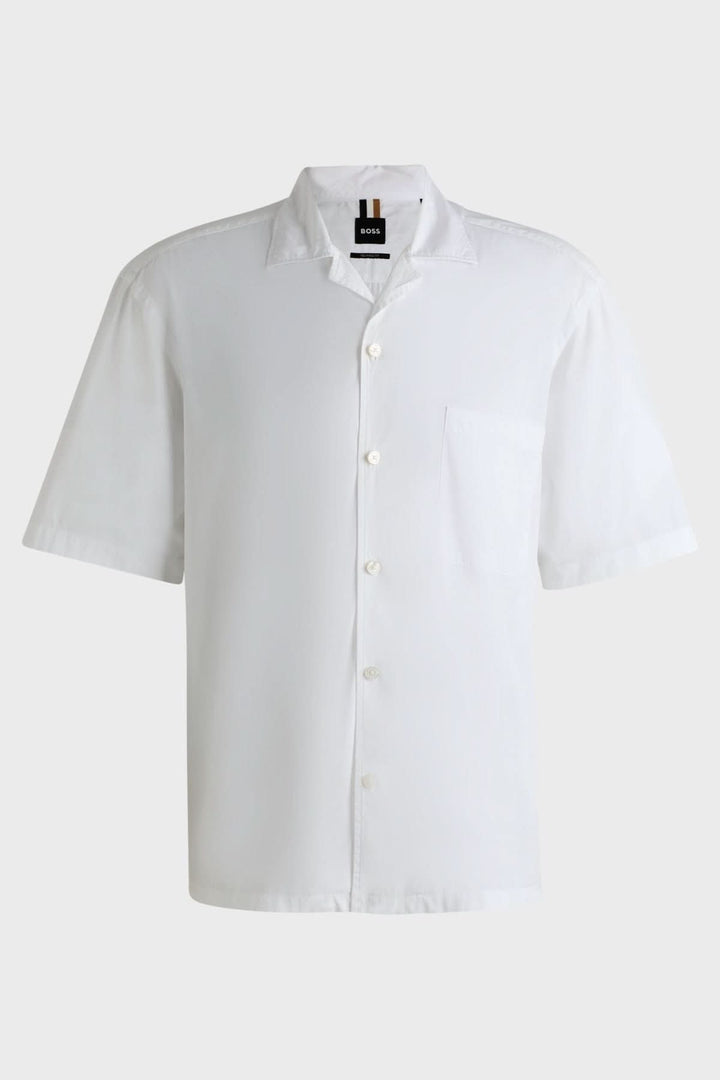Chemise oversize blanche BOSS en popeline italienne, col camp et poche poitrine, idéale pour l'été.