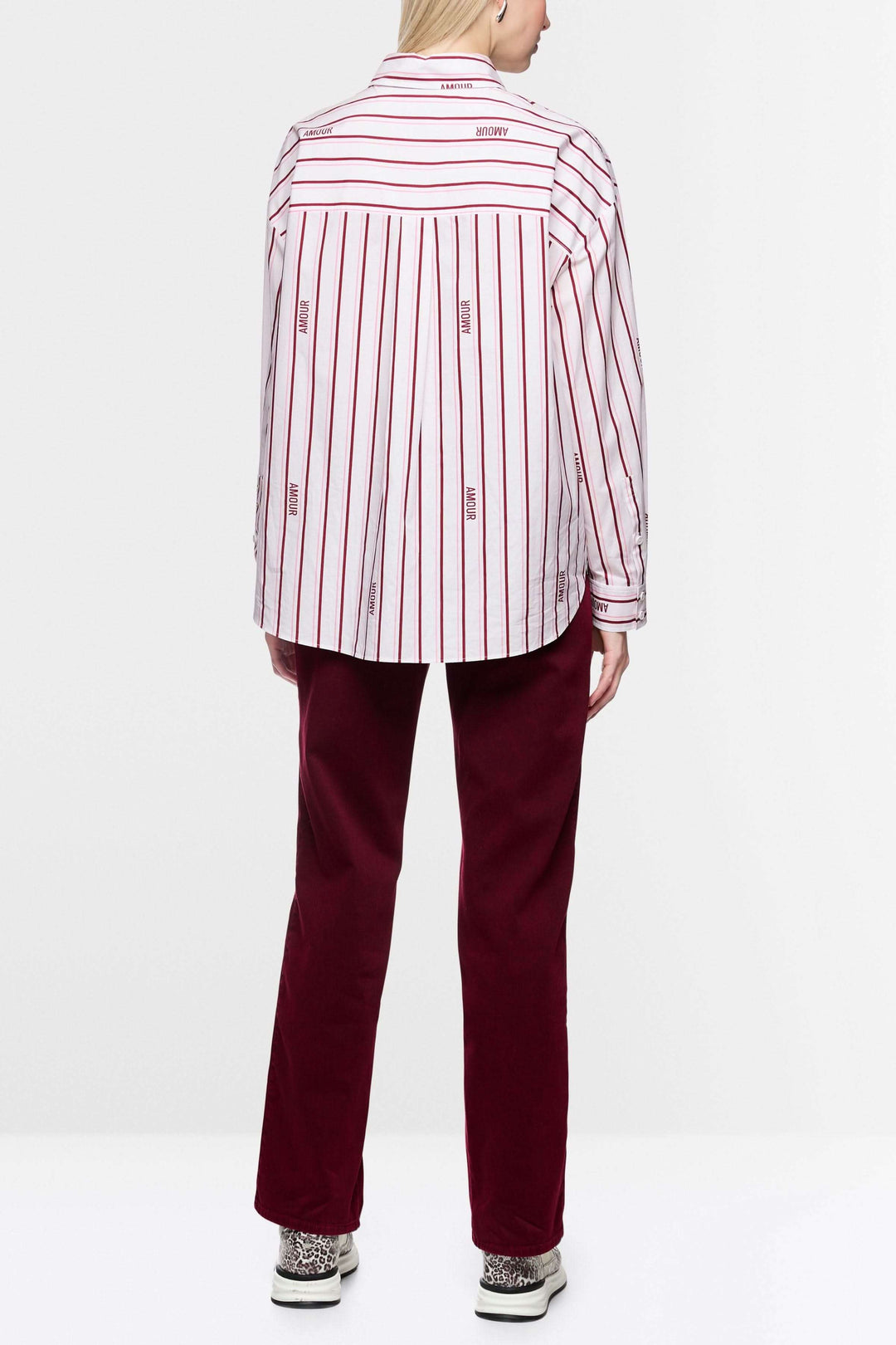 Chemise rayée en coton biologique avec rayures modernes et inscription, coupe classique, manches longues, label Rethink Together.