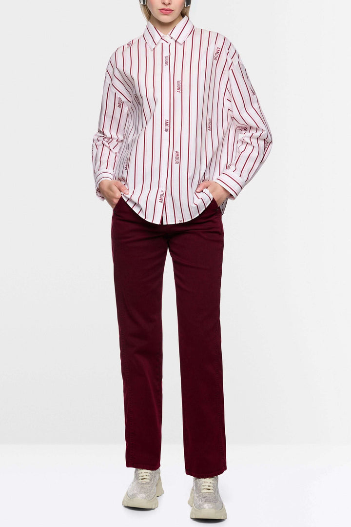 Chemise rayée avec manches longues et col classique, fabriquée en coton biologique, portée par un mannequin sur fond blanc.