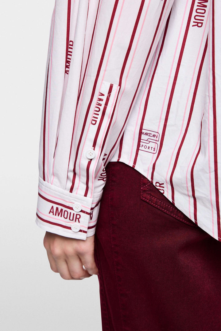 Chemise rayée en coton biologique avec manches longues et inscription 'AMOUR', vêtement du label Rethink Together.