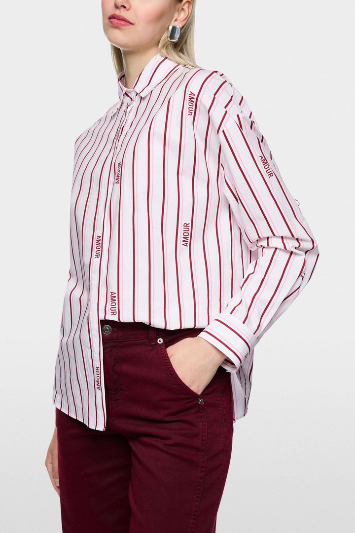 Chemise rayée en coton biologique avec rayures modernes et inscription, manches longues et coupe classique, label Rethink Together.