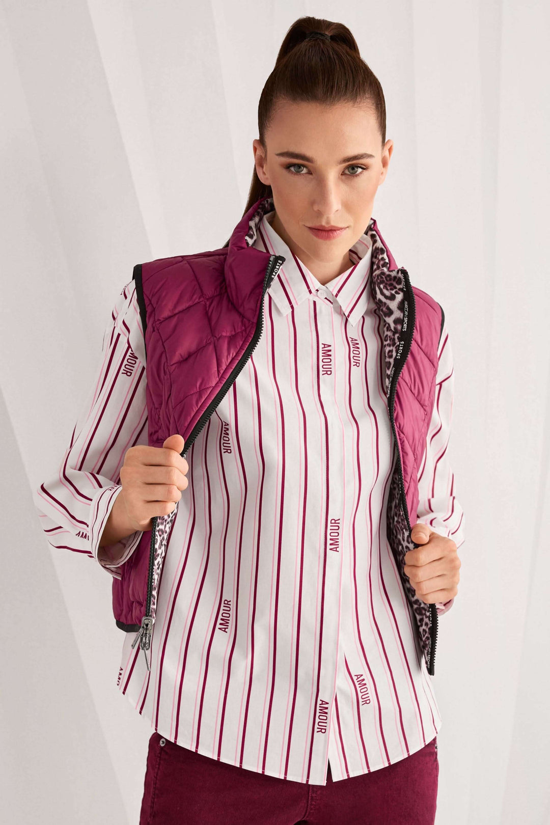 Chemise rayée en coton biologique avec des rayures modernes et inscription, manches longues, label Rethink Together, coupe classique.