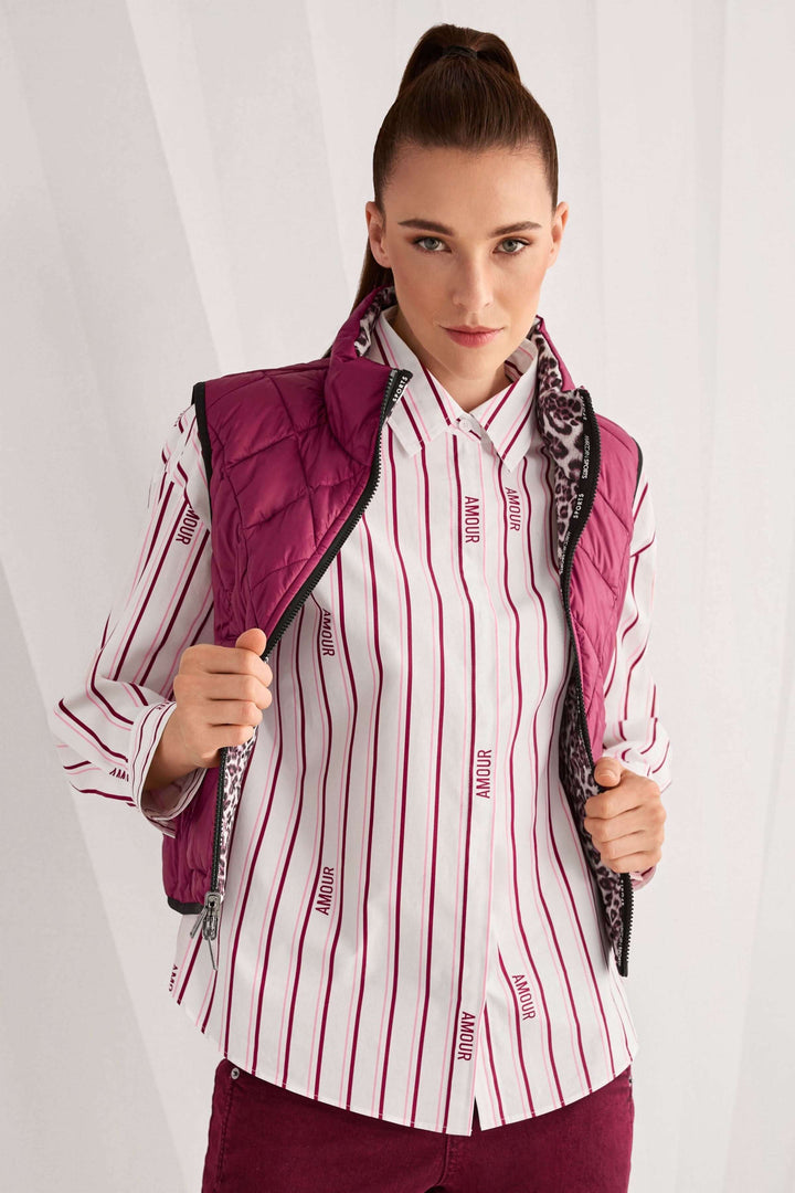 Chemise rayée en coton biologique avec des rayures modernes et inscription, manches longues, label Rethink Together, coupe classique.