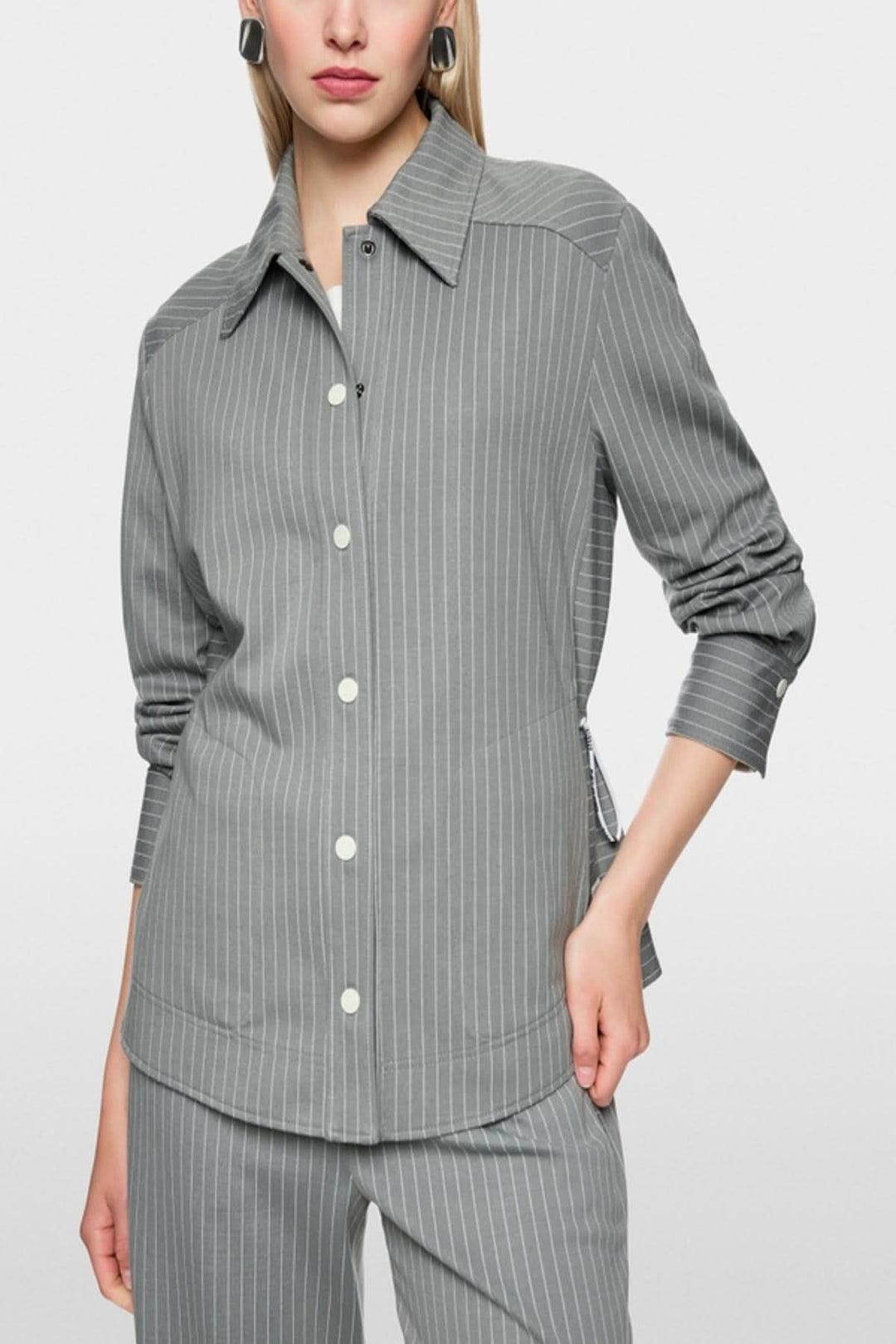 Chemise rayée décontractée avec motifs classiques, poches latérales et coupe ample, élastique à la taille.