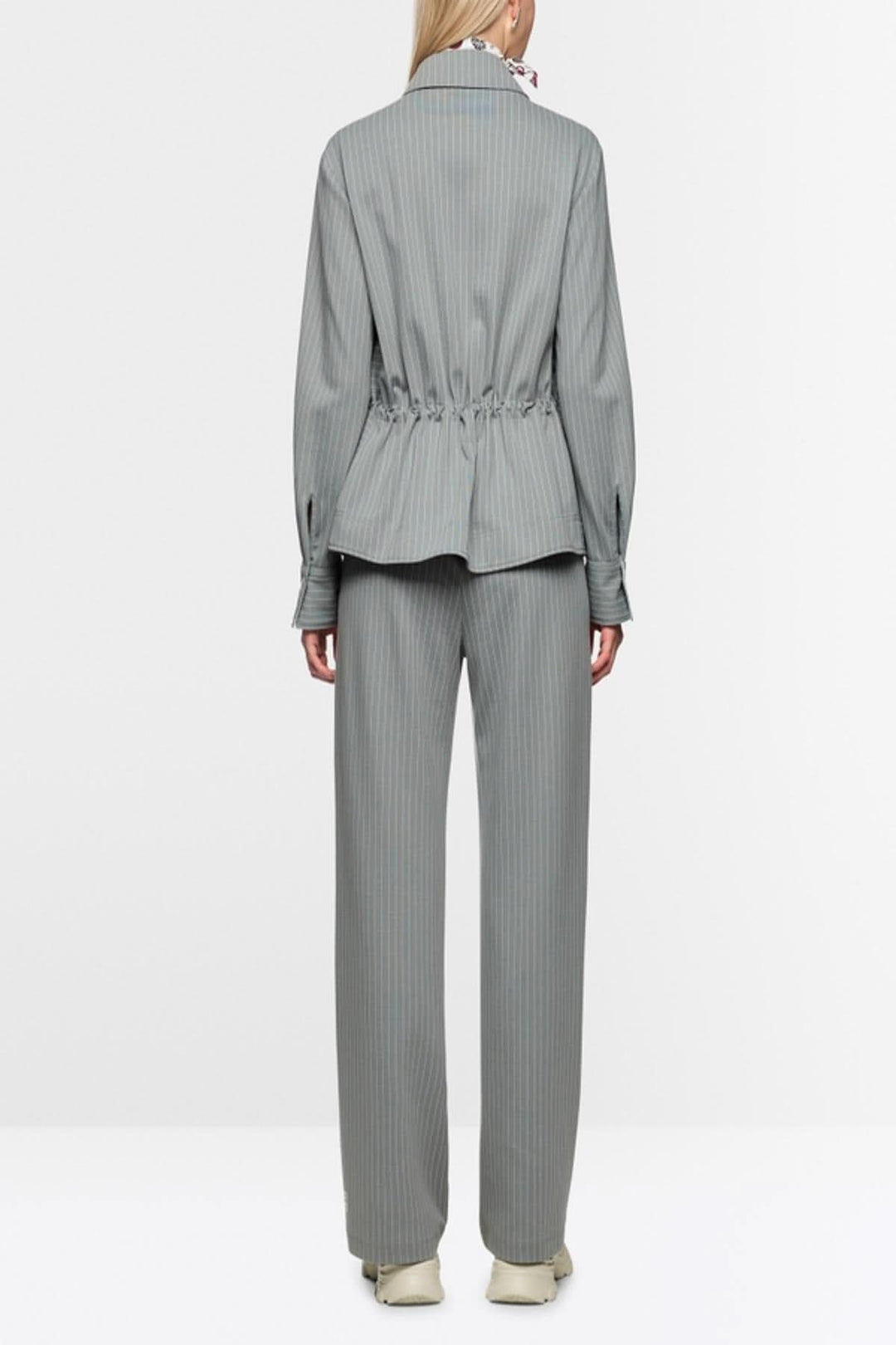 Chemise rayée décontractée avec motif rayé, coupe ample, col classique, poignets, patte boutonnage, poches latérales, élastique taille.