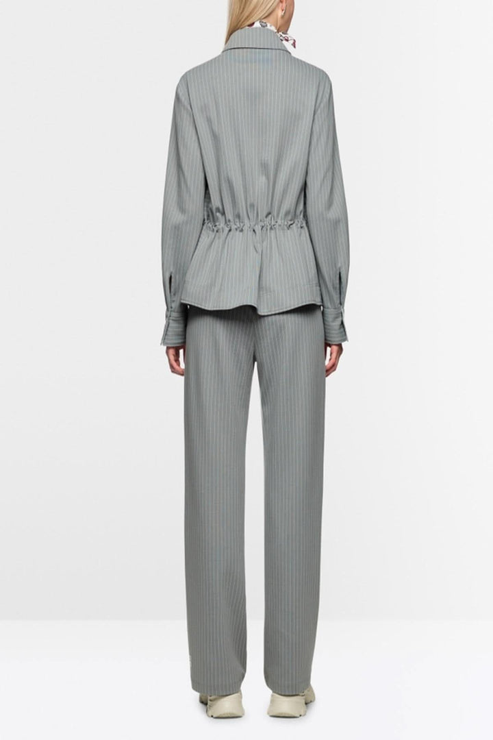 Chemise rayée décontractée avec motif rayé, coupe ample, col classique, poignets, patte boutonnage, poches latérales, élastique taille.