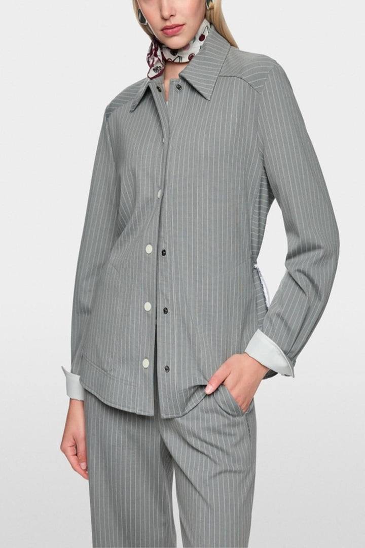 Chemise rayée avec col classique, poignets blancs, veste décontractée avec motif à rayures, poches latérales, élastique à la taille.