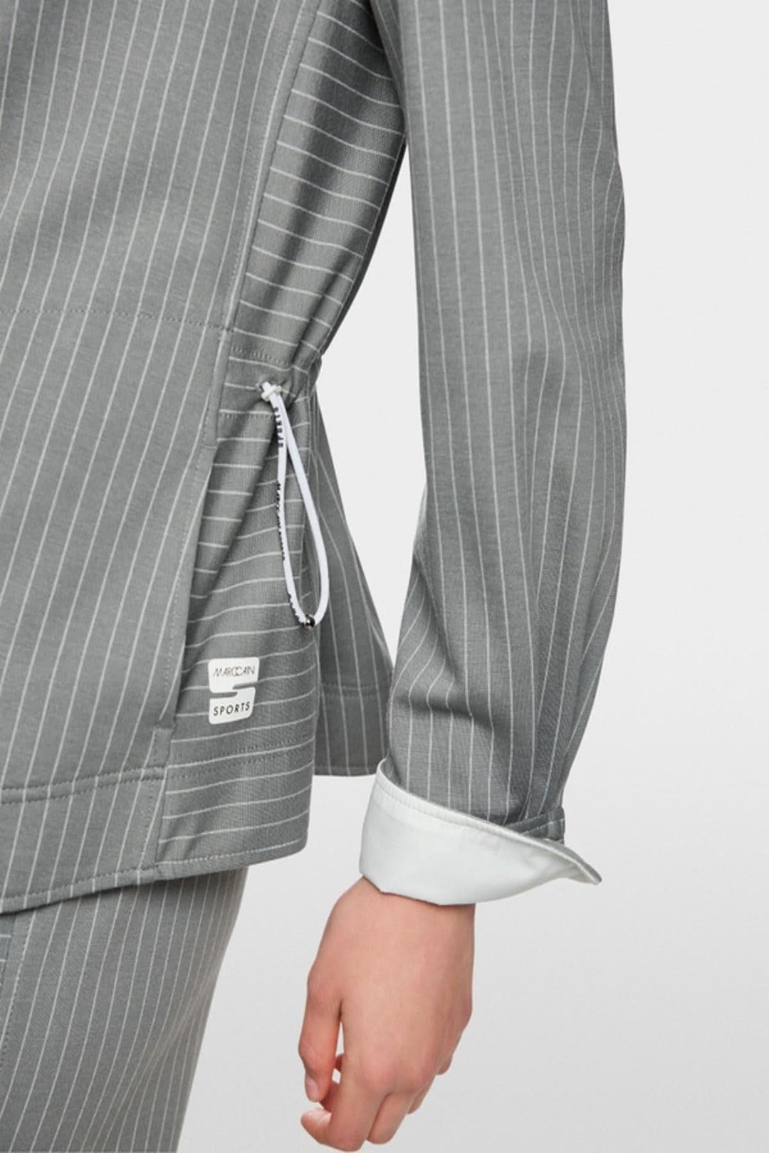 Chemise rayée avec ajustement élastique à la taille et poignets classiques. Veste chemise décontractée pour un look sportif et élégant.