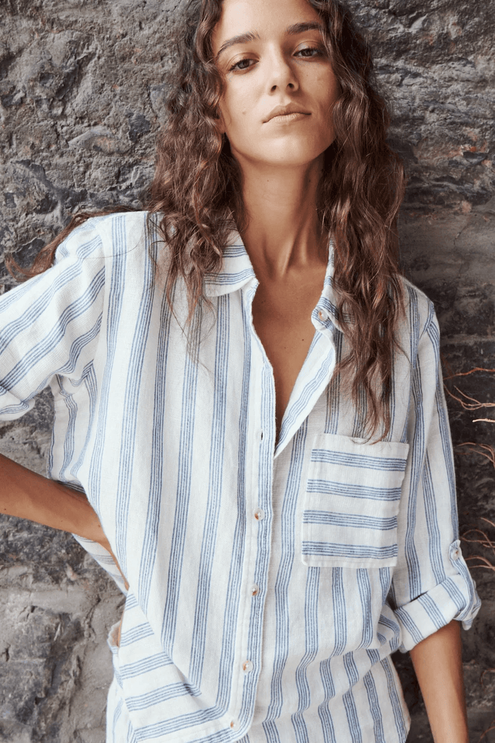 Chemise rayée Lacy à manches longues pour un look décontracté avec col classique et boutonnière frontale, manches avec poignets.