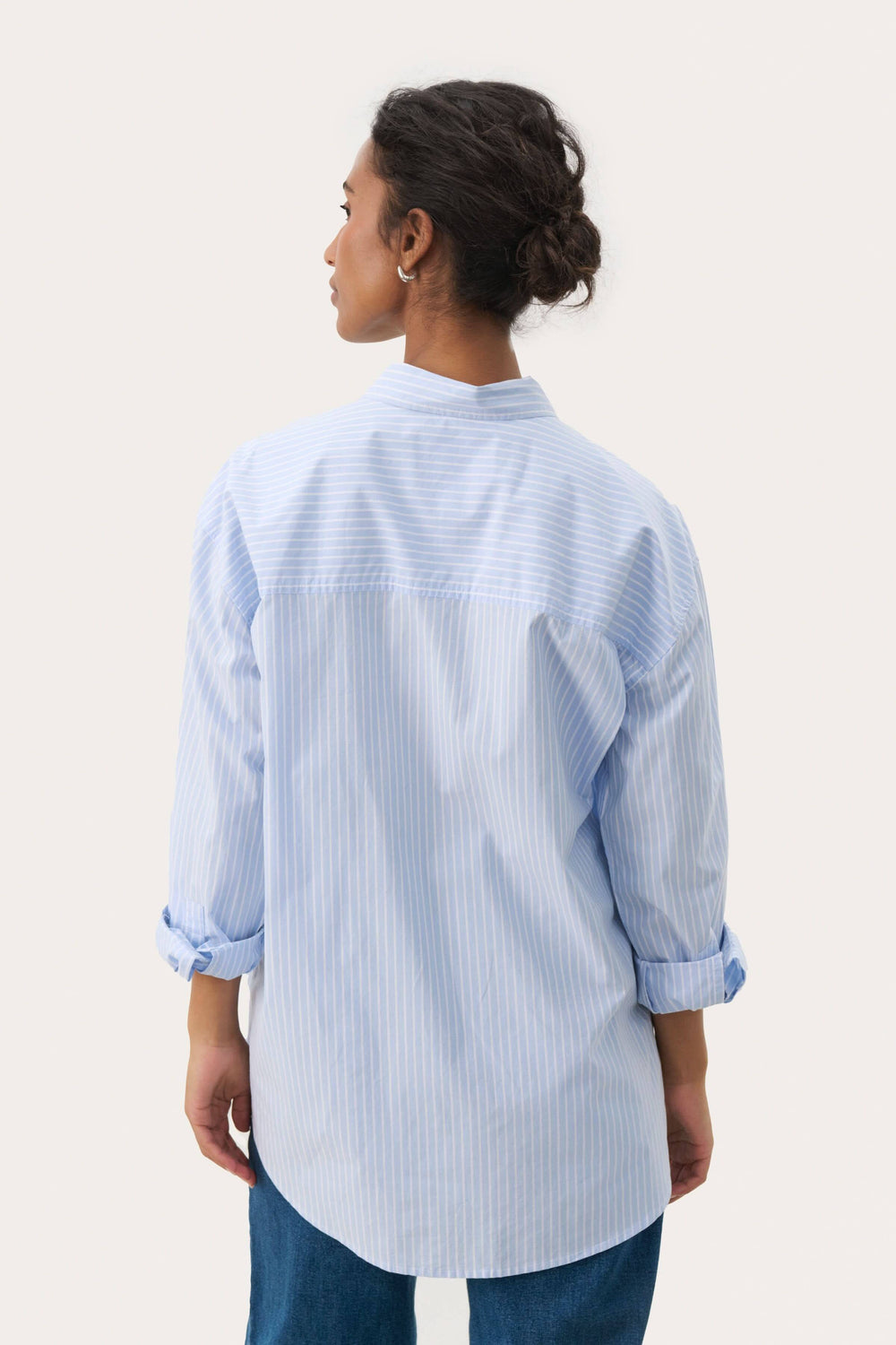 Arrière d'une chemise rayée Savanna, ample et décontractée, manches longues retroussées. Style chic idéal pour un look moderne et intemporel.