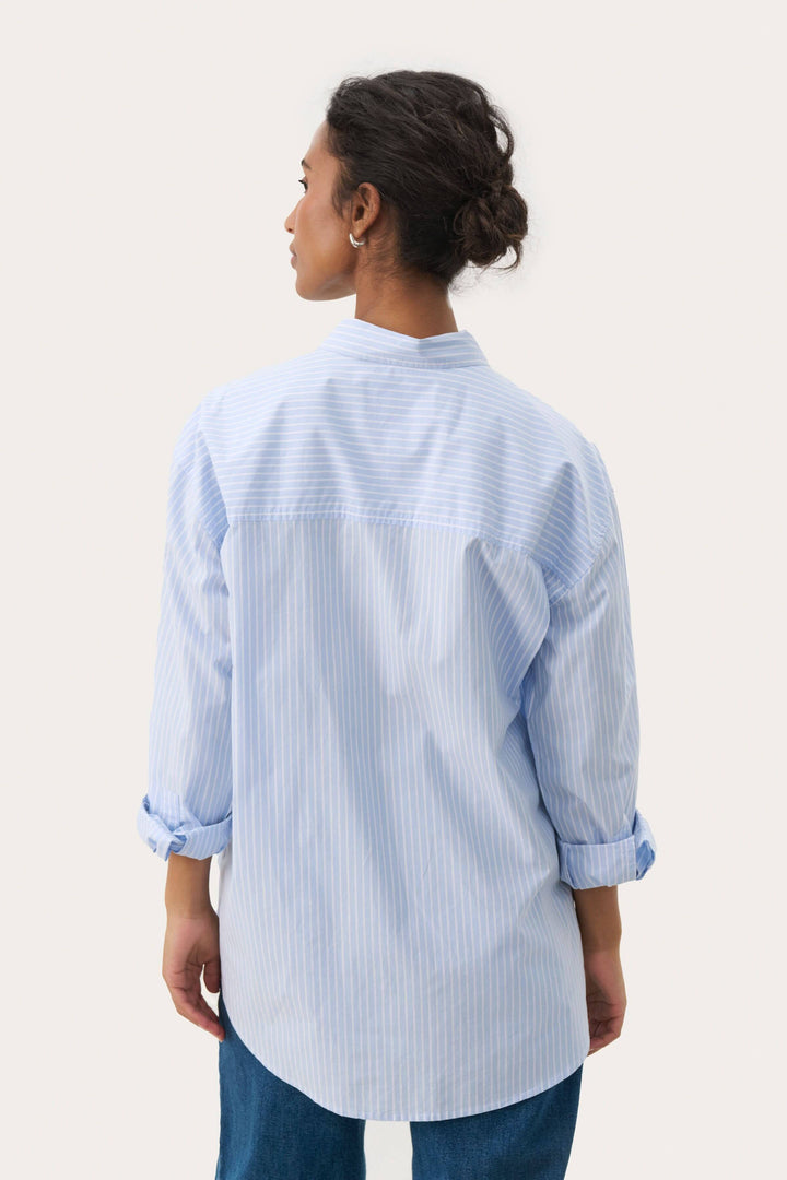Arrière d'une chemise rayée Savanna, ample et décontractée, manches longues retroussées. Style chic idéal pour un look moderne et intemporel.