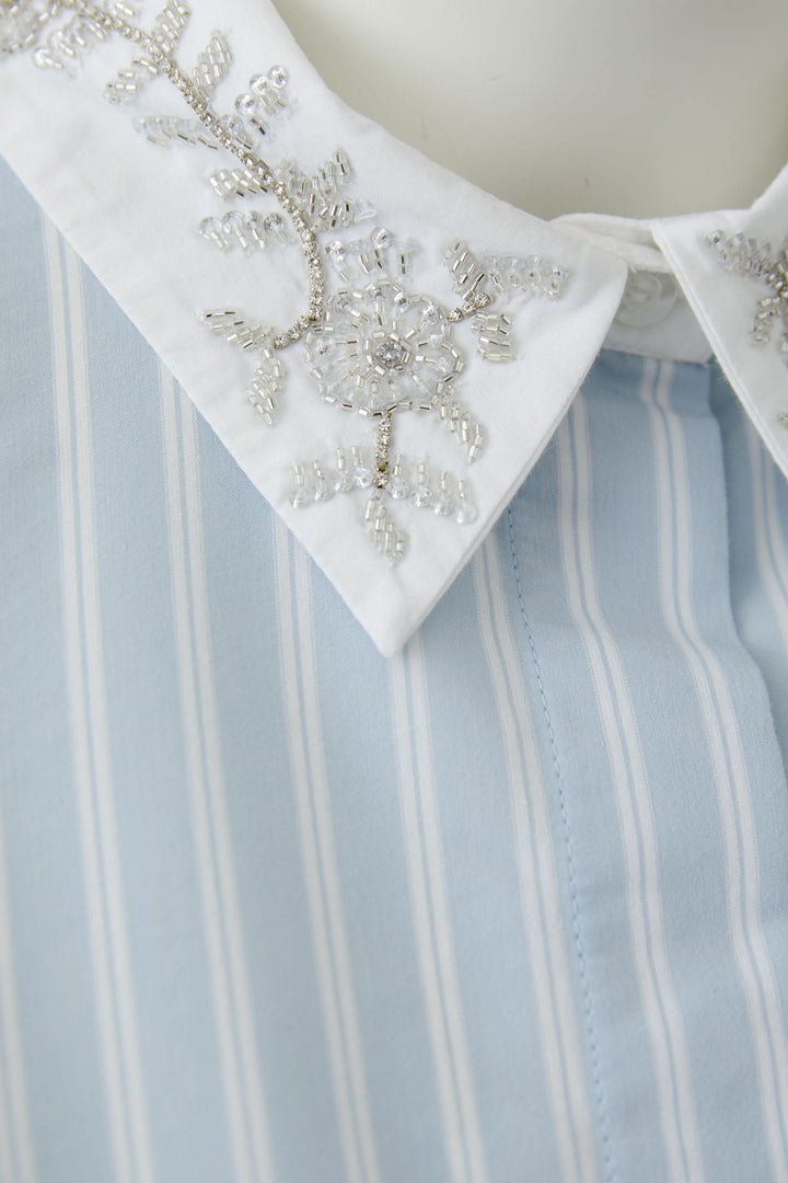 Chemise rayée à col brodé avec broderies délicates et motif vertical élégant pour look chic et féminin.