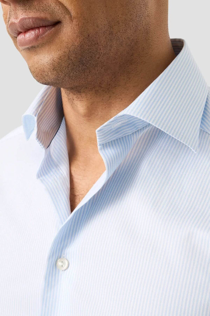 Homme portant une chemise rayée en coton et lyocell avec col italien structuré.