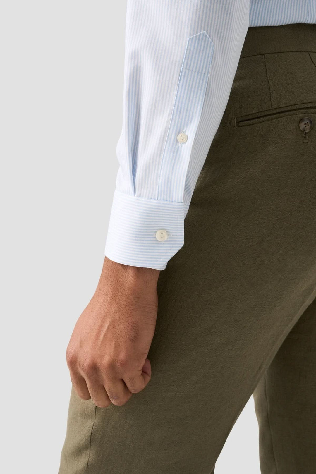 Chemise rayée en coton et lyocell manches bleues avec pantalon en lin élégant, tenue polyvalente au bureau ou décontractée.