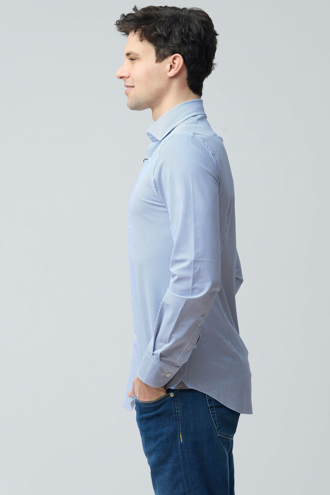 Chemise à rayures fines modernes ajustée pour homme de profil