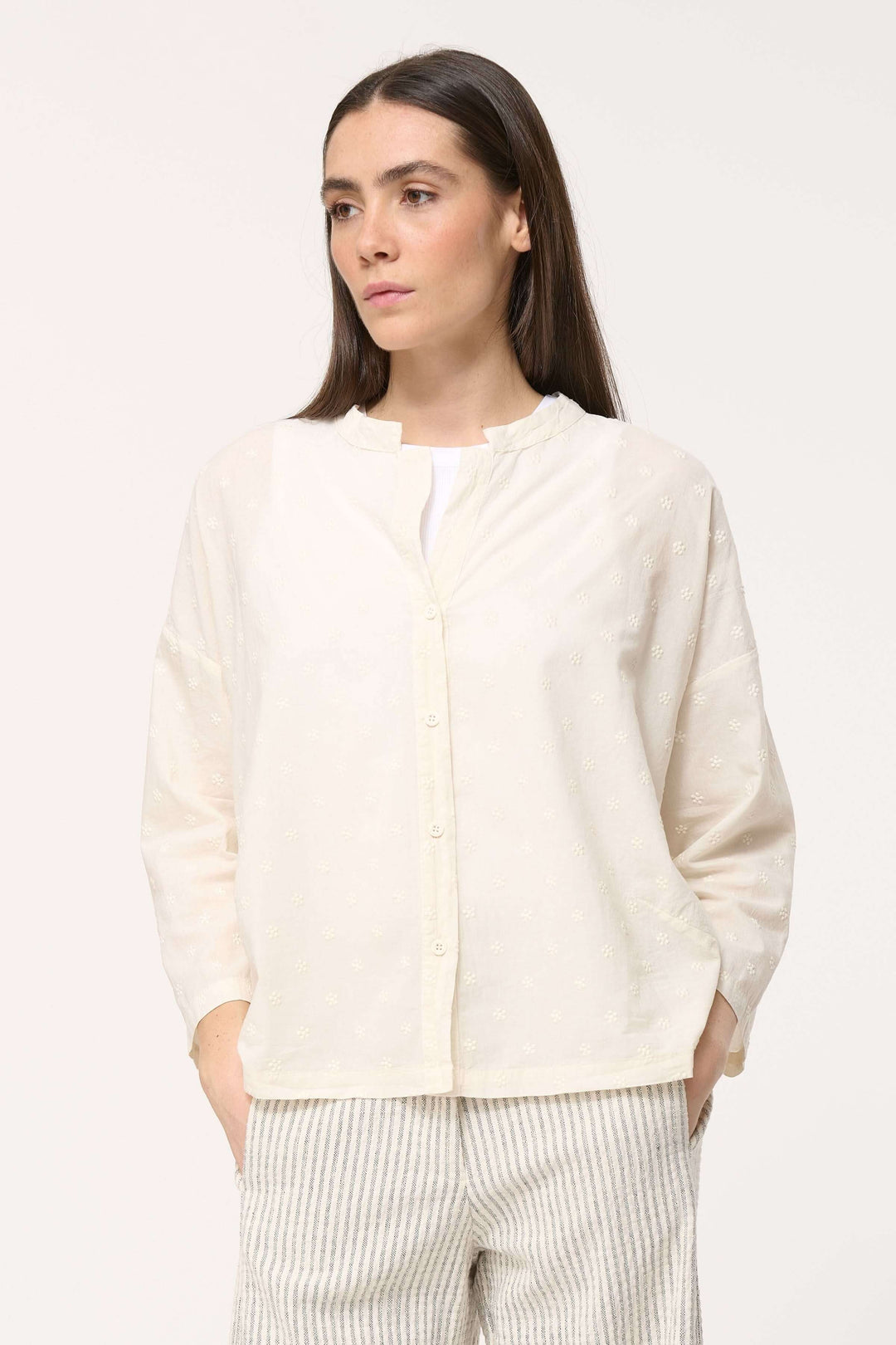 Chemise légère sans col en coton brodé, parfaite pour une allure estivale chic et décontractée.