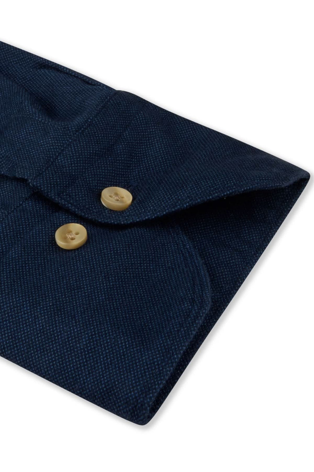 Manchette chemise sport en coton bleu avec fermeture boutonnée, idéale pour un style élégant et décontracté.