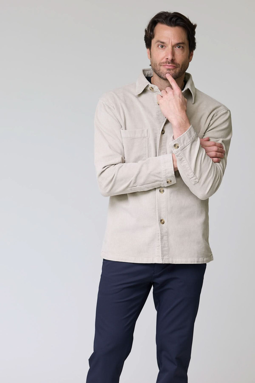 Homme portant une chemise sport en velours côtelé style surchemise, look décontracté et sophistiqué, deux poches poitrine.