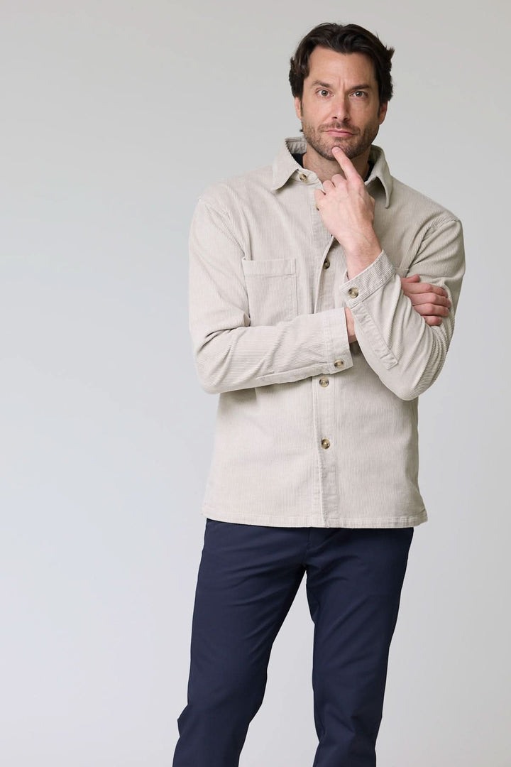 Homme portant une chemise sport en velours côtelé style surchemise, look décontracté et sophistiqué, deux poches poitrine.