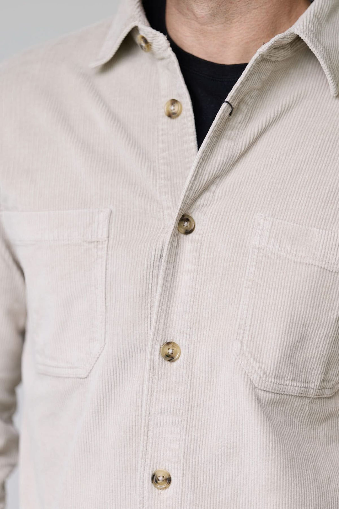 Chemise sport en velours côtelé style surchemise avec boutons contrastants et poches plaquées.